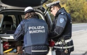 Scopri di più sull'articolo Grave incidente tra auto e moto: un 16enne in condizioni critiche