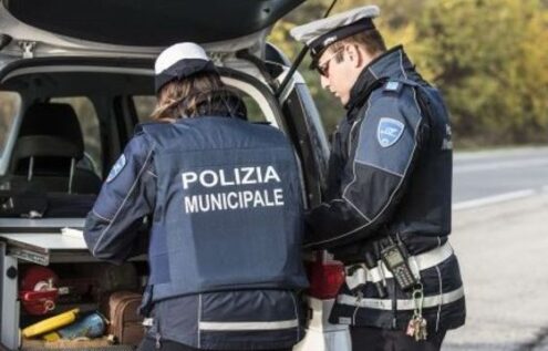 Al momento stai visualizzando Grave incidente tra auto e moto: un 16enne in condizioni critiche