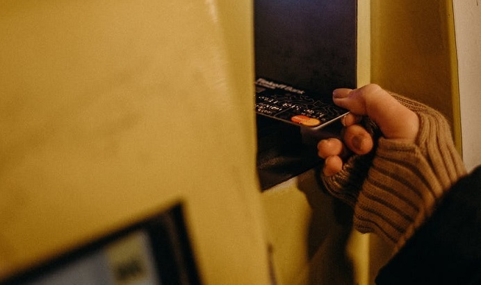 Al momento stai visualizzando Denunciato l’uomo che ha usato un bancomat smarrito per fare acquisti
