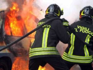 Scopri di più sull'articolo Incendio di un’auto in via Ducezio a Canicattì: intervengono i vigili del fuoco