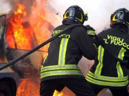 Al momento stai visualizzando Incendio di un’auto in via Ducezio a Canicattì: intervengono i vigili del fuoco