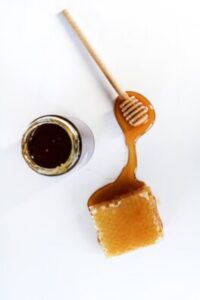 Scopri di più sull'articolo Ambrosia 2026: al Castello Normanno di Vizzini trionfano miele, vino e formaggi