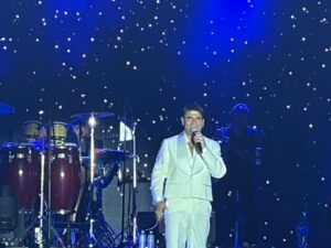 Scopri di più sull'articolo Agrigento – L’ABBRACCIO DELLA SICILIA A SAL DA VINCI: 50 ANNI DI CARRIERA E UN “MIRACOLO” CHIAMATO MUSICA