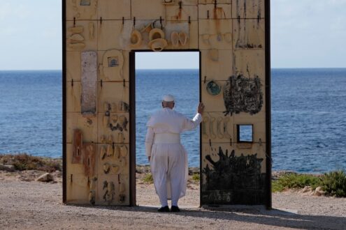 Al momento stai visualizzando Papa Leone a Lampedusa: il vescovo Damiano celebra un abbraccio di pace