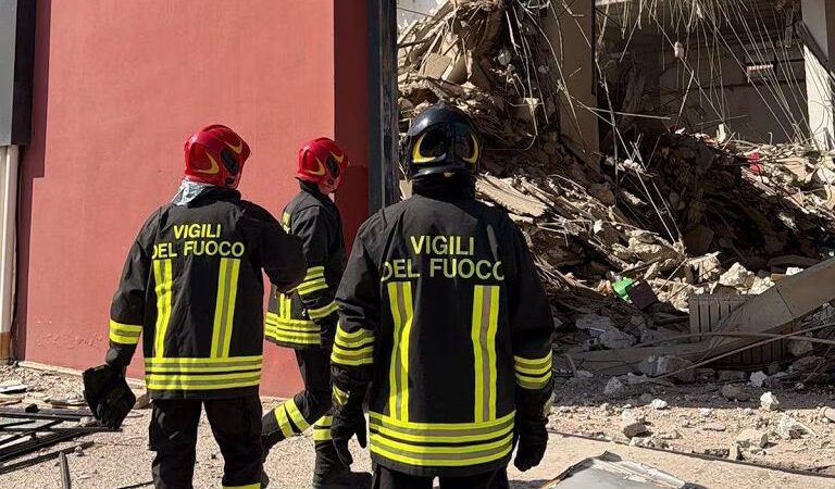 Al momento stai visualizzando Agrigento – Crollo della palazzina a Pistunina, si aggrava il bilancio: Sei dispersi sotto le macerie, cambia anche l’ipotesi sulle cause