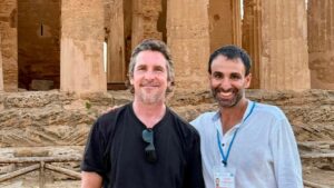Scopri di più sull'articolo Batman alla Valle dei Templi, il premio Oscar Christian Bale in vacanza ad Agrigento