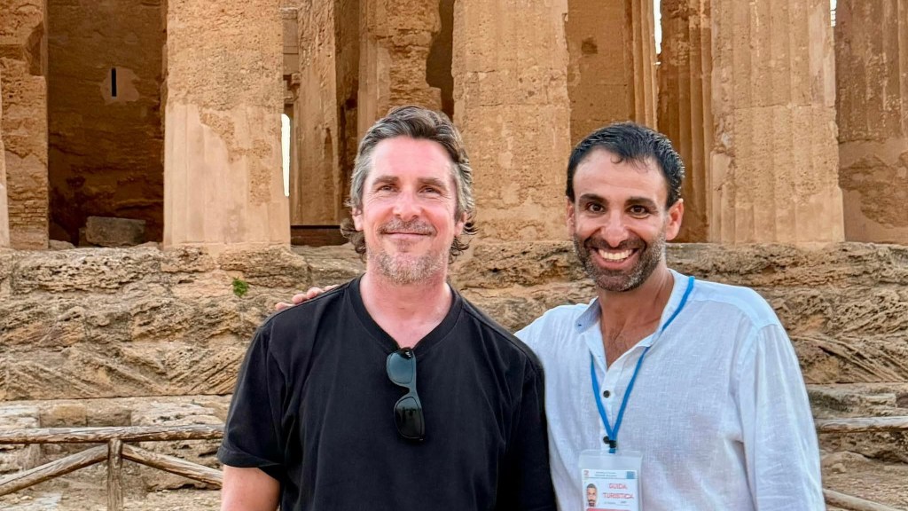 Al momento stai visualizzando Batman alla Valle dei Templi, il premio Oscar Christian Bale in vacanza ad Agrigento