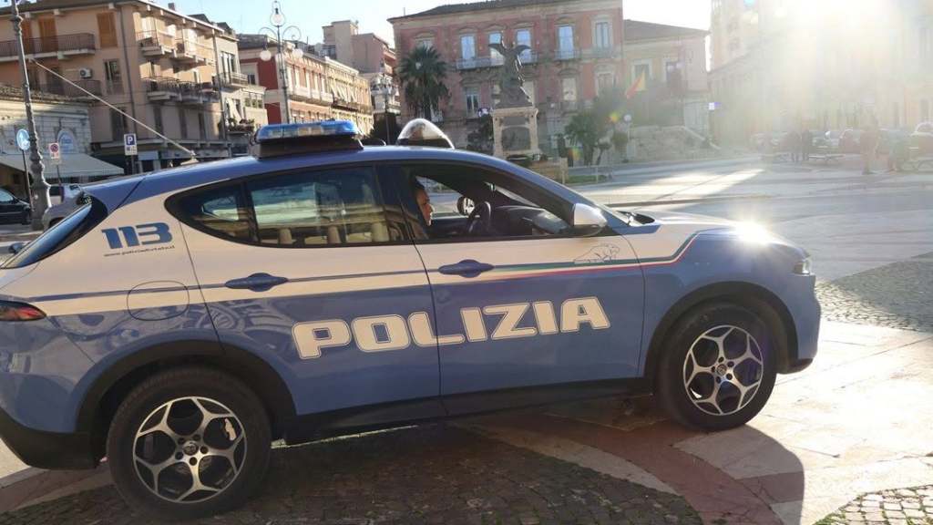 Al momento stai visualizzando Dopo aver aggredito la madre, un 50enne si toglie la vita dal terzo piano