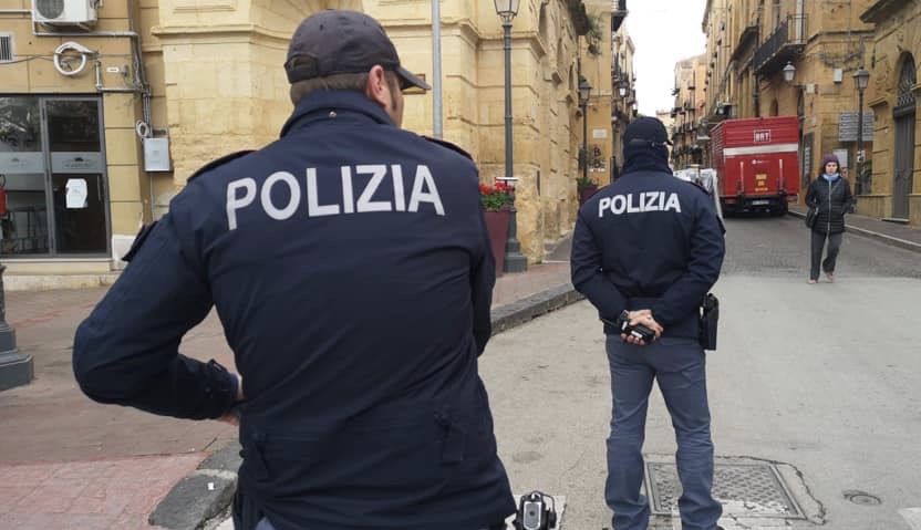Al momento stai visualizzando Agrigento – Scippa borsello ad un turista in via Atenea, denunciato tunisino 