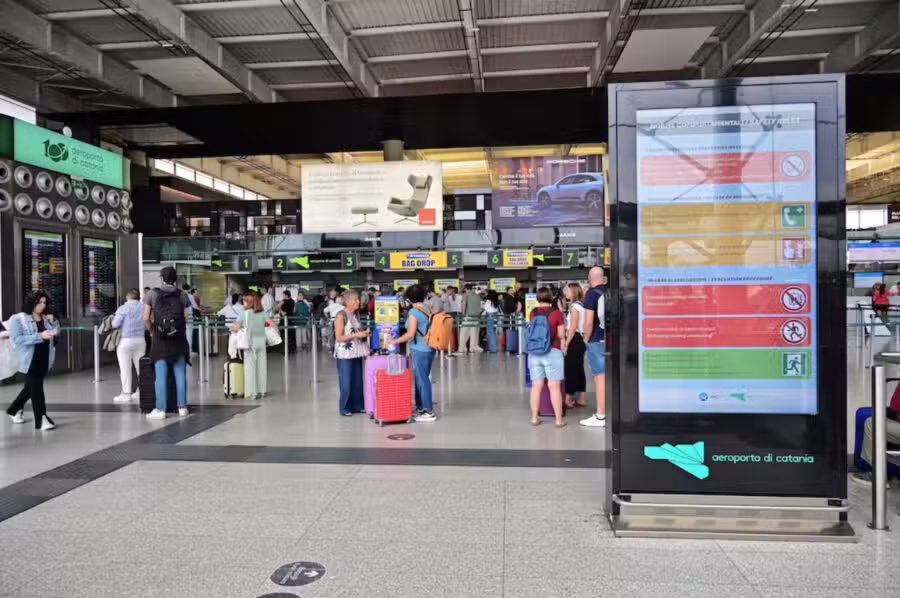 Al momento stai visualizzando Blocco dei voli all’aeroporto di Catania fino alle 14 per attività dell’Etna