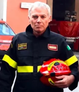 Scopri di più sull'articolo Agrigento – Vigili del fuoco a lutto, è il giorno dei funerali di Alessandro Marchì morto sgomberando case a rischio a San Cataldo