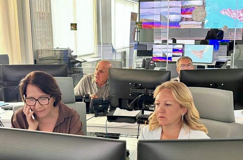 Scopri di più sull'articolo Agrigento – Incendi, Savarino in visita alla Sala operativa unificata: “Grazie agli operatori per l’infaticabile lavoro”