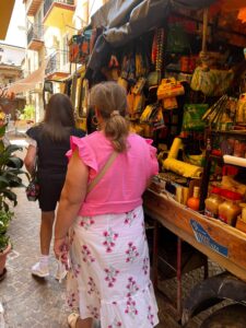 Scopri di più sull'articolo Agrigento – Un’altra attrice americana sceglie Sant’Angelo Muxaro per vivere la Sicilia autentica