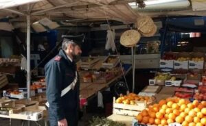 Scopri di più sull'articolo Agrigento – Licata, sorpresi a vendere frutta e verdura privi di documentazioni: sanzionati venditori ambulanti