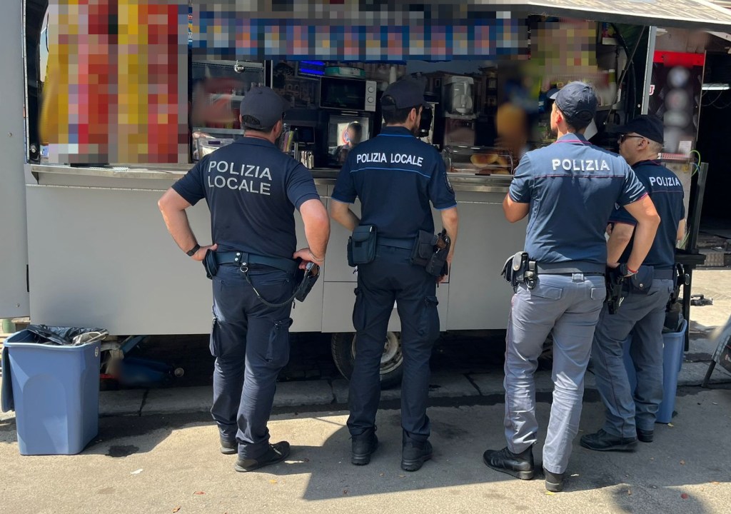 Al momento stai visualizzando Chiosco ambulante diventa fisso: commerciante multato per 7 mila euro