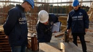 Scopri di più sull'articolo Agrigento – Palma di Montechiaro, cantiere sospeso per gravi carenze nella sicurezza: tre denunce e multe per 25 mila euro