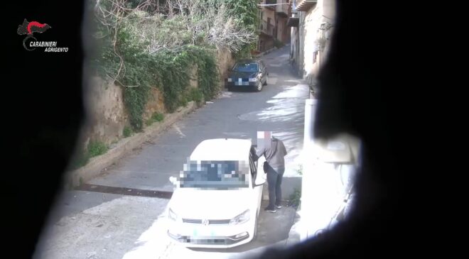 Scopri di più sull'articolo Agrigento – Blitz antidroga nell’Agrigentino: sgominata una rete di spaccio, 11 misure cautelari con l’operazione “Demetra”