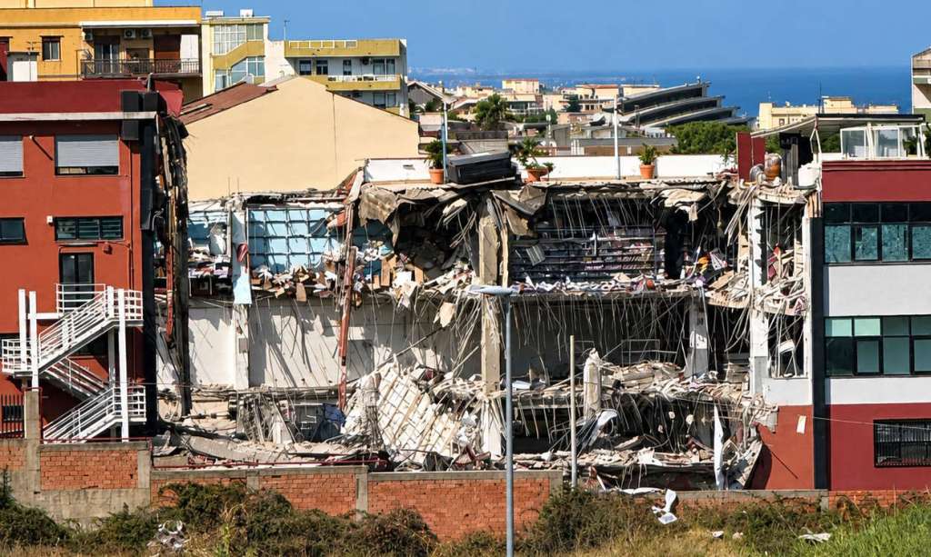 Al momento stai visualizzando Agrigento – Palazzina crollata, si indaga per disastro colposo: si cercano 6 dispersi