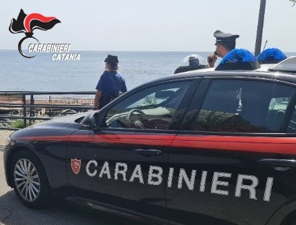 Al momento stai visualizzando Agrigento – Carabinieri salvano un uomo che stava per buttarsi  giù dalla scogliera