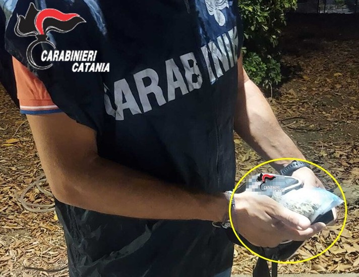 Al momento stai visualizzando Agrigento – Nascondeva la droga sul tetto del chiosco: arrestato