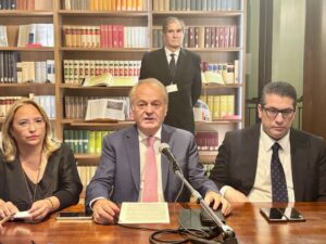 Scopri di più sull'articolo Politica del “favore”: clan potenti e istituzioni in difficoltà nell’antimafia