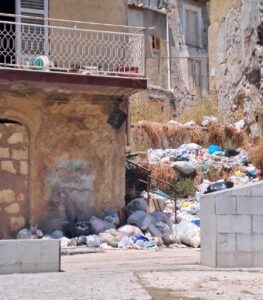 Al momento stai visualizzando Favara, degrado urbano: strada ridotta a discarica a cielo aperto