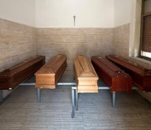 Scopri di più sull'articolo Agrigento – Favara, oltre un mese d’attesa per le tumulazioni. Vietato ai familiari l’ingresso nelle sale mortuarie del cimitero
