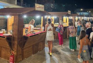 Scopri di più sull'articolo Agrigento – Inaugurato a Siculiana Marina il “Mercato di Kalat”: un mese tra sapori e spettacoli (video al Vg)