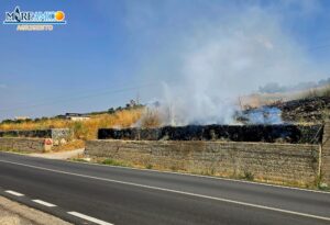 Al momento stai visualizzando Agrigento – Favara – Brucia una fila di gabbioni contenenti pietrame contaminato da zolfo