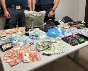 Scopri di più sull'articolo Sequestrati due chili di droga e 6 mila euro in roulotte adibita a supermercato dello spaccio