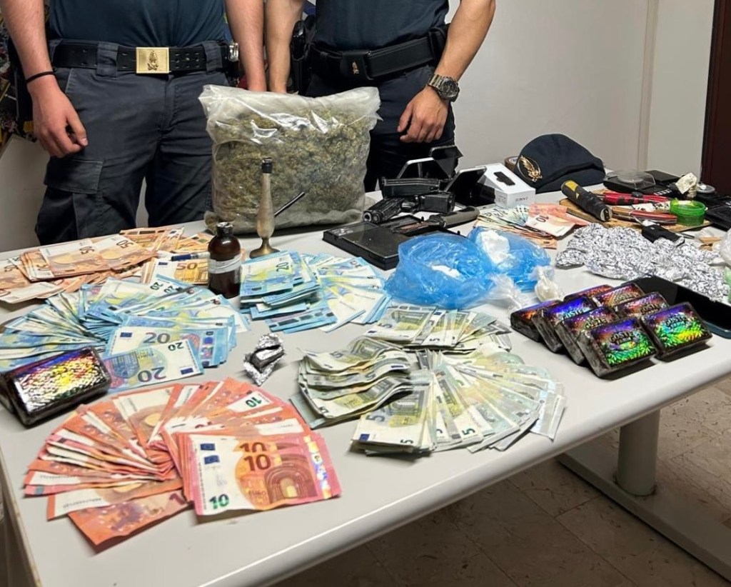 Al momento stai visualizzando Sequestrati due chili di droga e 6 mila euro in roulotte adibita a supermercato dello spaccio