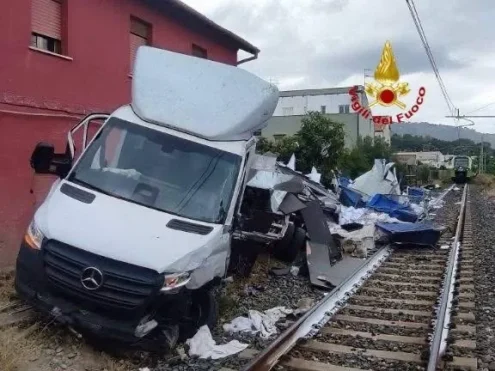 Al momento stai visualizzando Incidente tra camion e treno merci: un ferito trasportato in ospedale