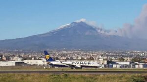 Scopri di più sull'articolo Nuova eruzione dell’Etna: voli in difficoltà all’aeroporto di Catania