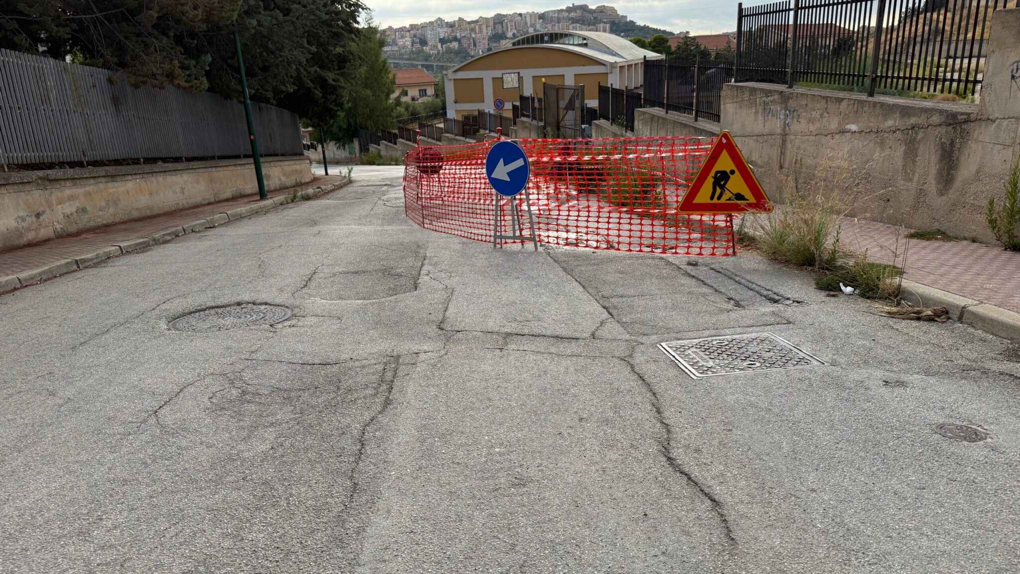 Al momento stai visualizzando Agrigento – “Si metta in sicurezza adesso la strada che conduce a università e scuole di Calcarelle”, il consigliere Fattori impegna l’amministrazione Sodano