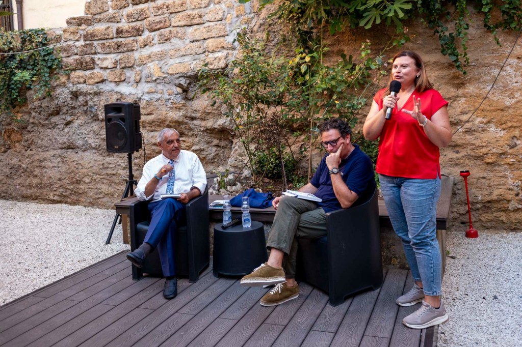 Al momento stai visualizzando Circolo della stampa, successo di pubblico per la presentazione del libro “Agrigento di carta”  di Salvatore Ferlita