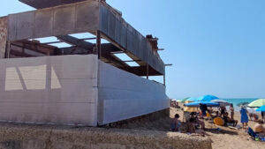 Scopri di più sull'articolo Agrigento – San Leone, il relitto del lido tra i bagnanti delle Dune