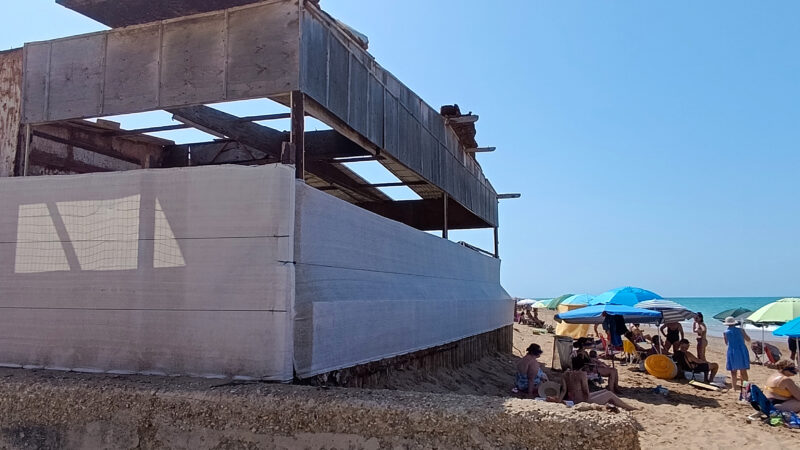 Al momento stai visualizzando Agrigento – San Leone, il relitto del lido tra i bagnanti delle Dune