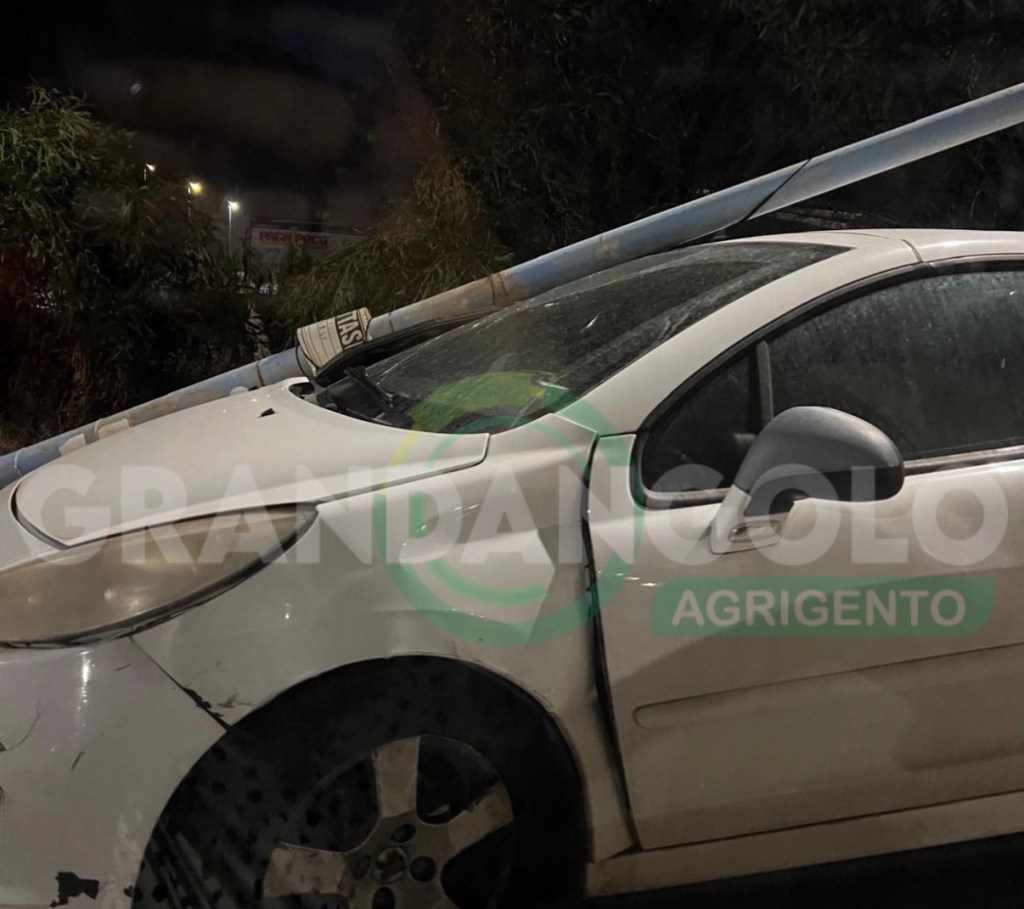 Al momento stai visualizzando Agrigento, il vento abbatte palo dell’illuminazione su auto in sosta