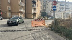 Scopri di più sull'articolo Agrigento – Via Caruso Lanza, un mese e mezzo dopo la transenna: La voragine è ancora lì, cambia solo il rischio