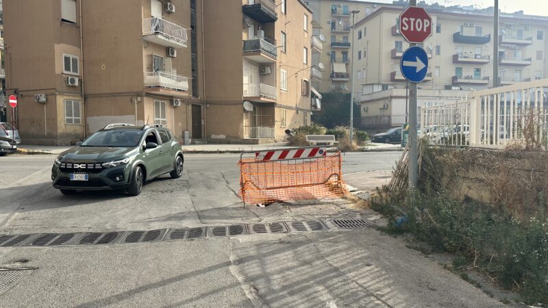 Al momento stai visualizzando Agrigento – Via Caruso Lanza, un mese e mezzo dopo la transenna: La voragine è ancora lì, cambia solo il rischio