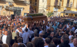 Scopri di più sull'articolo Folla commossa ai funerali di Paolo Ficarra, 46 anni, a Porto Empedocle