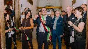 Scopri di più sull'articolo Agrigento – Inaugurata a Fermo la mostra fotografica “Frida Kalho e Marylin Monroe. Vite parallele” in un percorso espositivo parallelo che racconta la vita, l’arte, gli amori e i drammi di due icone femminile del Novecento. Il critico d’arte siciliano Tanino Bonifacio tra i curatori