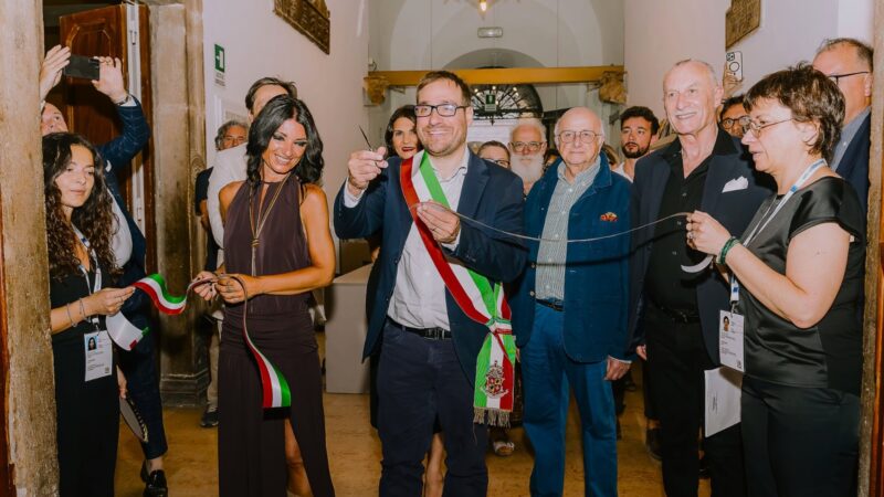 Al momento stai visualizzando Agrigento – Inaugurata a Fermo la mostra fotografica “Frida Kalho e Marylin Monroe. Vite parallele” in un percorso espositivo parallelo che racconta la vita, l’arte, gli amori e i drammi di due icone femminile del Novecento. Il critico d’arte siciliano Tanino Bonifacio tra i curatori