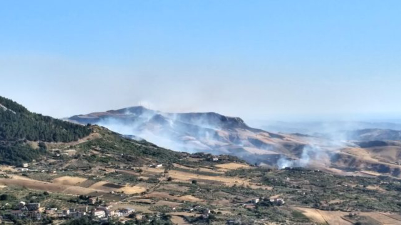 Al momento stai visualizzando Agrigento – Incendi, Regione stanzia 25 milioni per i primi interventi
