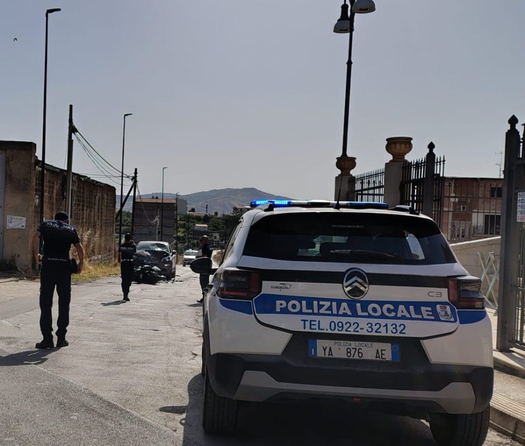 Al momento stai visualizzando Agrigento – Favara, scontro tra un’auto e uno scooter: un ferito