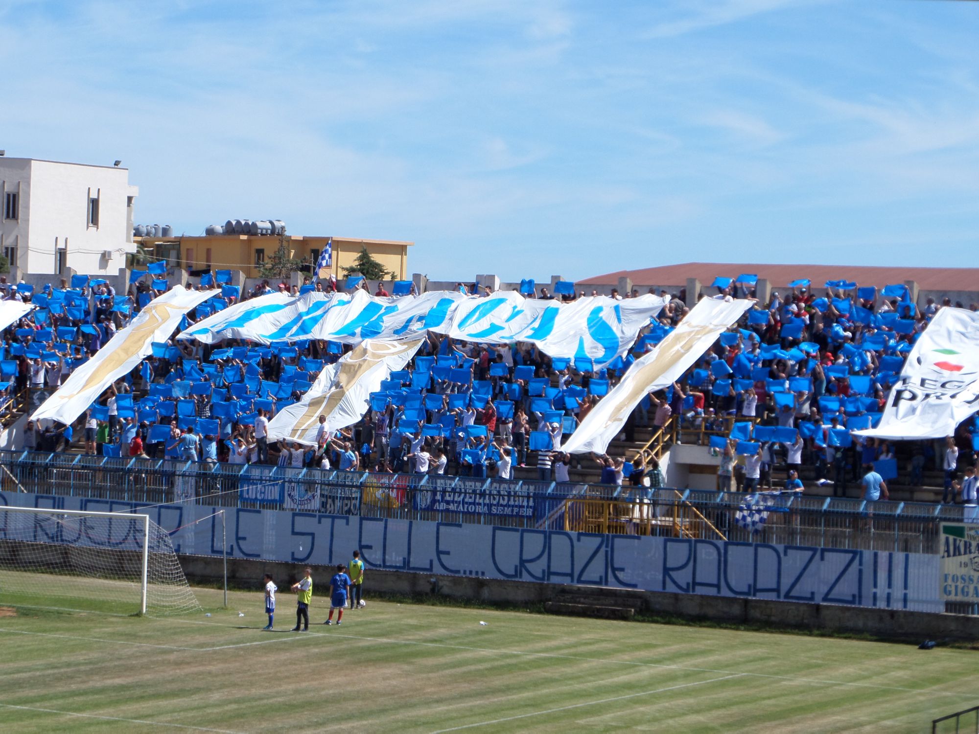 Al momento stai visualizzando Agrigento – Petardo in tribuna, tifoso dell’Akragas indagato