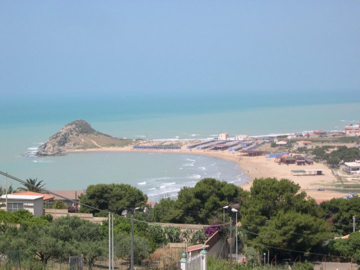 Al momento stai visualizzando Agrigento – Licata, malore in mare, poliziotto salva una donna trascinata dalla corrente