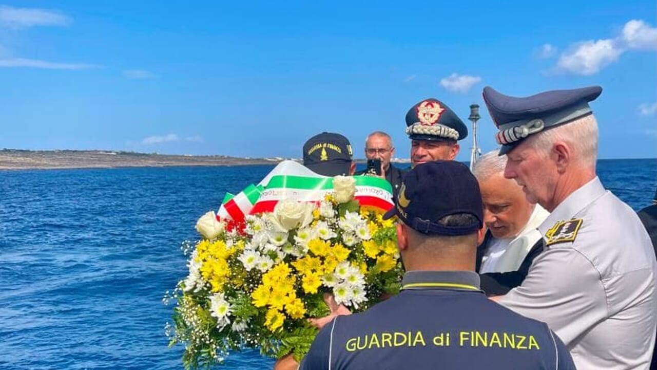 Al momento stai visualizzando Guardia di Finanza rende omaggio alle vittime del mare a Lampedusa