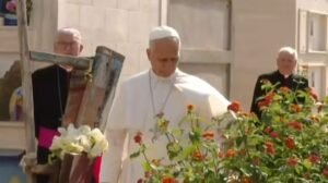 Scopri di più sull'articolo Papa Leone XIV visita Lampedusa e rende omaggio alle tombe dei migranti