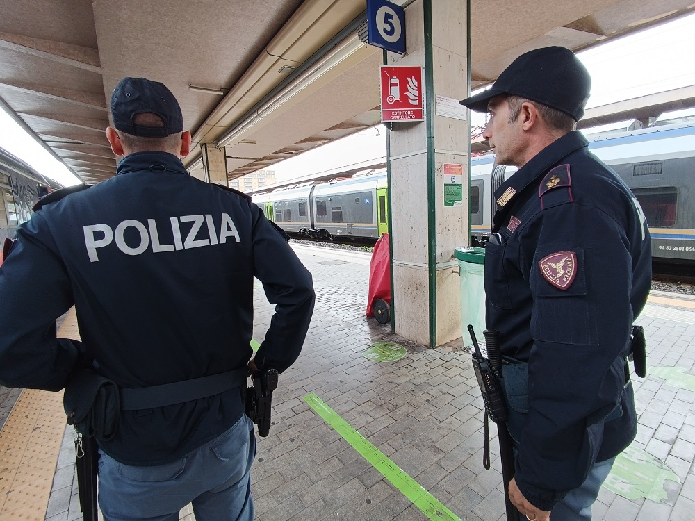 Al momento stai visualizzando Agrigento – Porto Empedocle, agente della Polfer salva una donna colpita da una grave emorragia